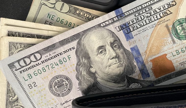 Quien tiene pesos, en billete o en el banco, busca correr rápidamente a comprar dólares para cubrirse de una devaluación Foto: ALF PONCE MERCADO / MDZ