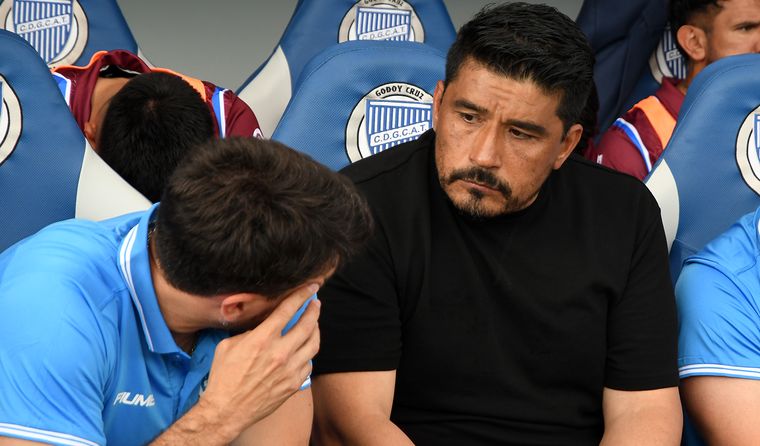 Omar Asad alcanzó a dirigir apenas tres partidos en Godoy Cruz, con dos empates y una derrota. ¿Seguirá? Omar Asad alcanzó a dirigir apenas tres partidos en Godoy Cruz, con dos empates y una derrota. ¿Seguirá?