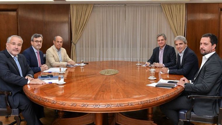 La foto de la reunión entre Luis Caputo y la UIA. La foto de la reunión entre Luis Caputo y la UIA.