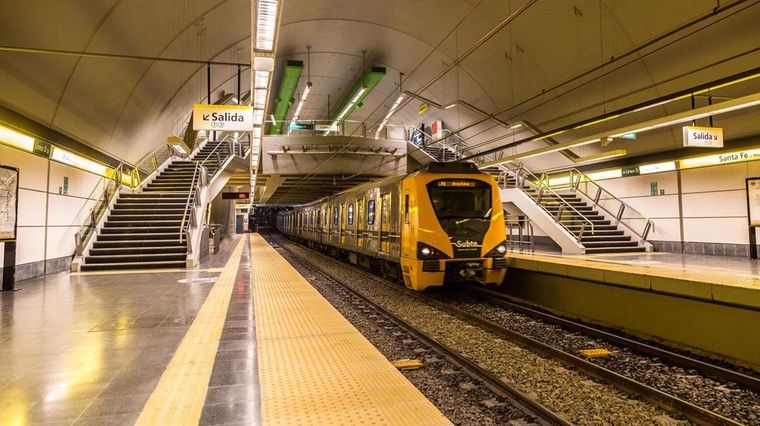 Una dramática situación se vivió este martes en la Línea B del subte porteño, cuando un hombre se arrojó a las vías en la estación Florida.&nbsp;