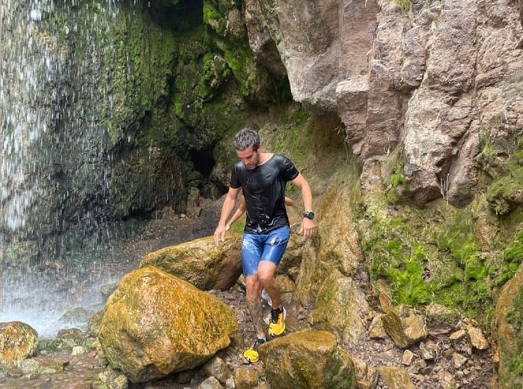 Nico Cabré en una pasada visita a Mendoza, disfrutando de la Catarata del Ángel. Foto: Gentileza