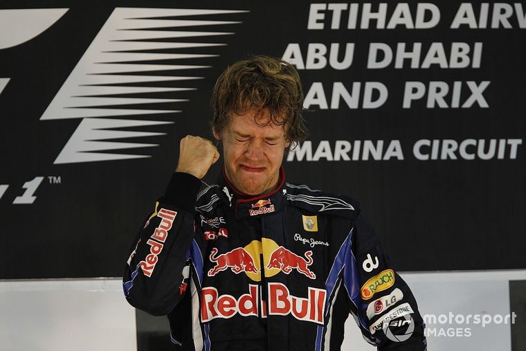 En 2010, tras el Gran Premio de Abu Dhabi, Vettel se convirtió en el campeón más joven de la Fórmula 1 y aún conserva su récord. En 2010, tras el Gran Premio de Abu Dhabi, Vettel se convirtió en el campeón más joven de la Fórmula 1 y aún conserva su récord.