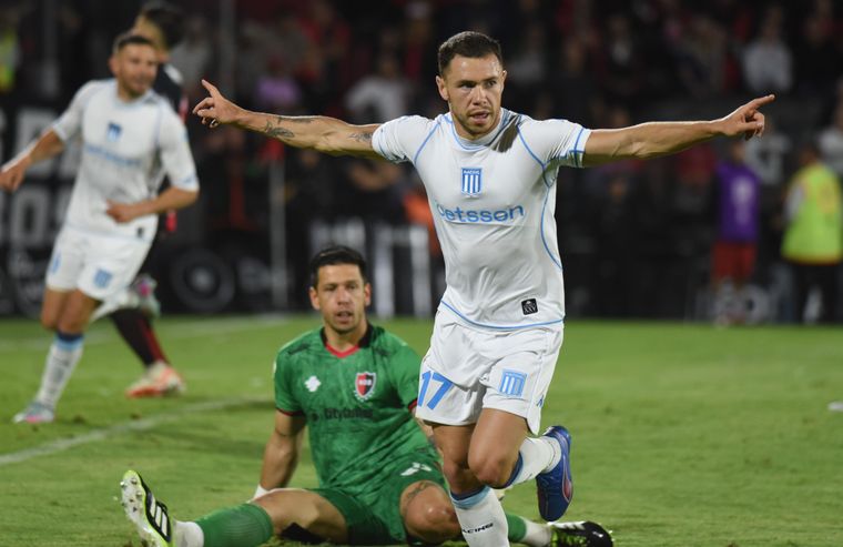 Racing venció a Newells en Rosario con un gol agónico de Tomás Conechny.