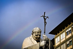 Estatua de Juan Pablo II en el Hospital Gemelli Foto: X