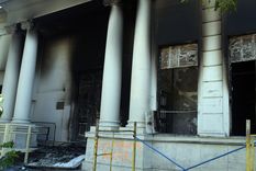 Parte de los manifestantes incendió el viernes el ingreso a la Legislatura. Foto: ALF PONCE MERCADO / MDZ