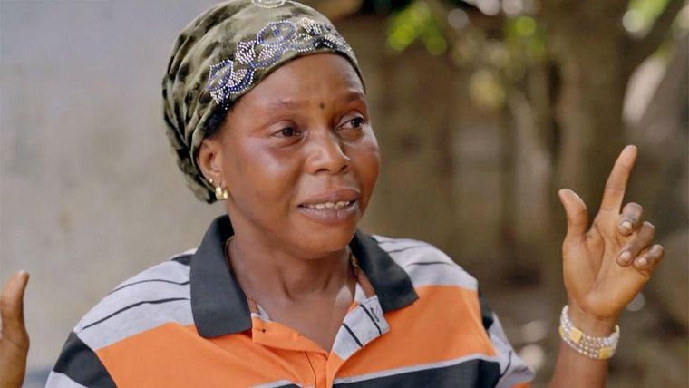 La madre de Papayo, Sally Kalokoh, no ha podido superar la muerte de su hijo y quiere que se encuentre a sus asesinos.