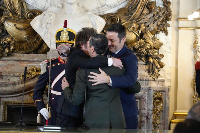 El triple abrazo de Javier Milei con Luis Petri y Carlos Presti. El triple abrazo de Javier Milei con Luis Petri y Carlos Presti.