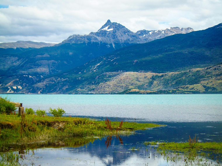 Las aguas turquesas del lago forman una de las postales más conocidas cerca de este pueblo de Aysén. Las aguas turquesas del lago forman una de las postales más conocidas cerca de este pueblo de Aysén. 