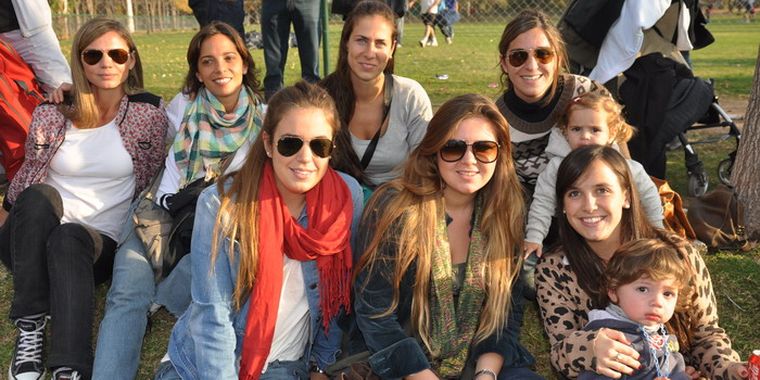 Leonor, Pilar, Lucila, el pequeño Tomás, Eugenia, Malena, Jose, Milagros y Macarena, disfrutando el partido desde el pasto. Foto: Pachy Reynoso/MDZ