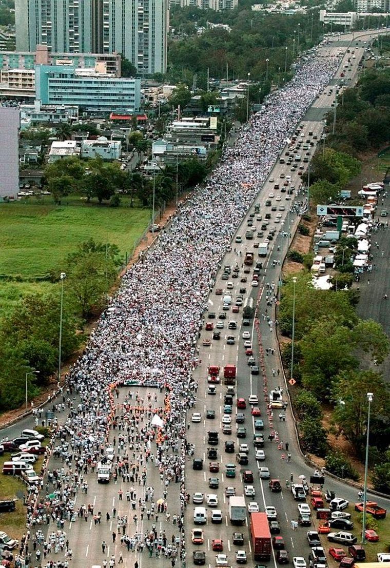 Tras la muerte de un boricua durante unos ejercicios militares en Vieques en 1999, miles de puertorriqueños salieron a protestar en contra de la presencia de la Armada de EE.UU. en la isla.