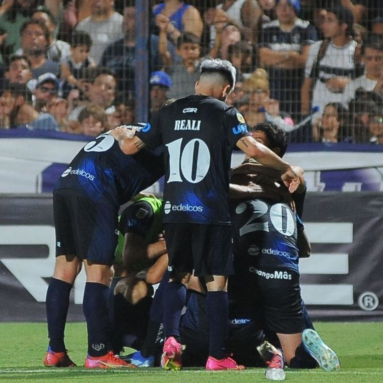 Los jugadores de la Lepra celebran uno de los tantos. Foto: LPF