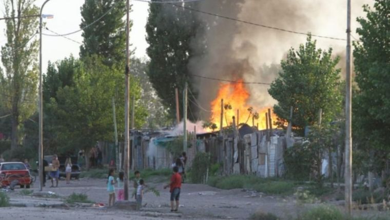 Postal repetida La Triple Frontera suele ser escenario de conflictos. La foto muestra un incendio intencional de hace algunas semanas.