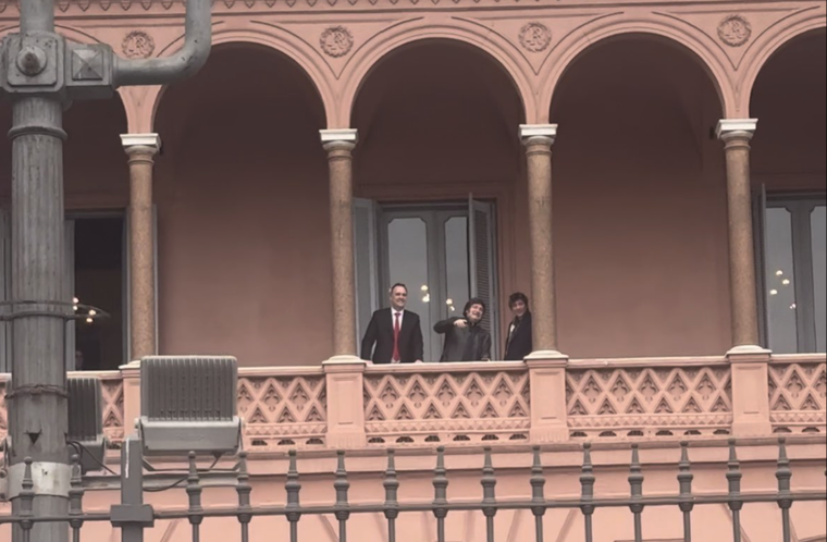 La foto de Caputo en el balcón no fue lo único que demostró la tensión entre el discurso oficial y el de Macri Foto: X