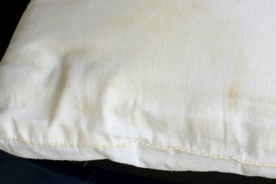 MDZol | Las almohadas suelen tener manchas amarillas debido al sudor y la humedad Foto: Shutterstock