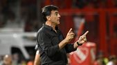 Gustavo Quinteros no pudo ocultar su lamento tras la derrota de Independiente en Alta Córdoba