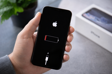 iPhone puede apagarse inesperadamente aunque todavía muestre batería suficiente debido al desgaste químico acumulado.