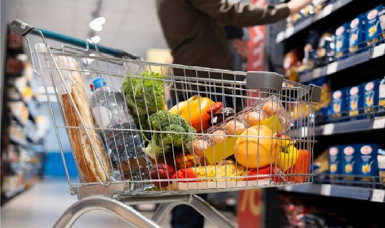 Casi un 66% de los trabajadores argentinos destina la mayor parte de su sueldo a los gastos del supermercado. Foto: Freepik