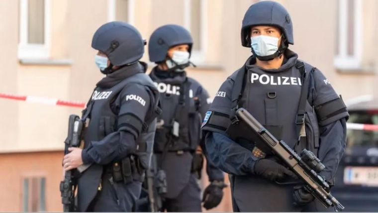 La Policía de Austria busca a los profanadores de tumbas. Foto Efe La Policía de Austria busca a los profanadores de tumbas. Foto Efe