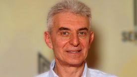 Tras un grave accidente, la mente del doctor Pier Piccioni quedó estancada. Sin recuerdos de los años transcurridos, se enfrentó a un mundo que no reconocía.