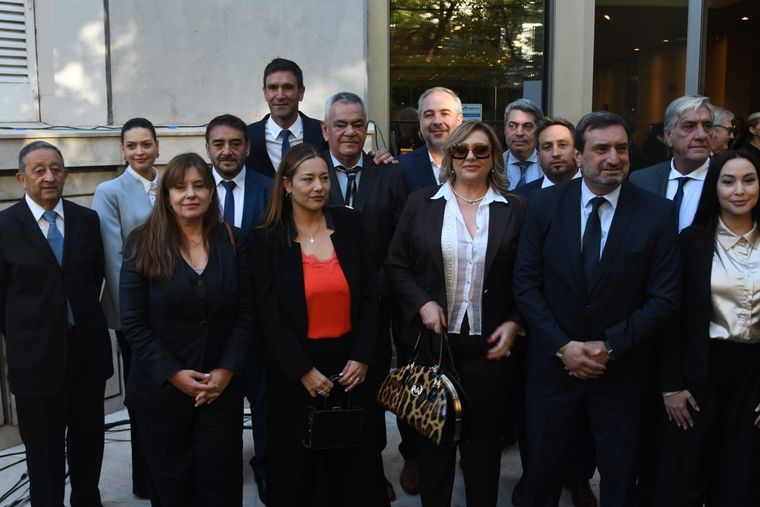 Los ocho senadores del interbloque Encuentro Mendocino posaron junto a los intendentes peronistas en la Legislatura.
