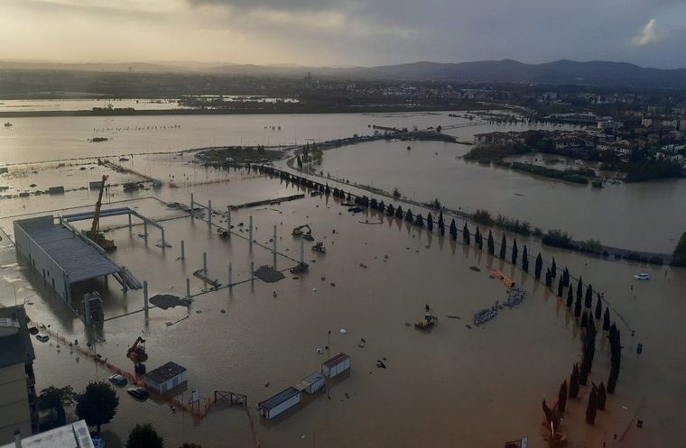 El presidente de la región italiana de Toscana mostró imágenes impactantes del paso de la tormenta Ciarán Foto: Twitter @eugeniogiani