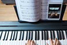 Al aprender algo nuevo, como una canción en el piano, es más eficiente tomar descansos breves que practicar sin parar hasta el agotamiento Foto: GETTY IMAGES
