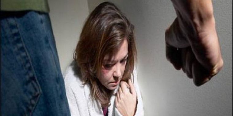 En el video una mujer joven está terminando de prepararse para salir con una amiga cuando suena el teléfono.