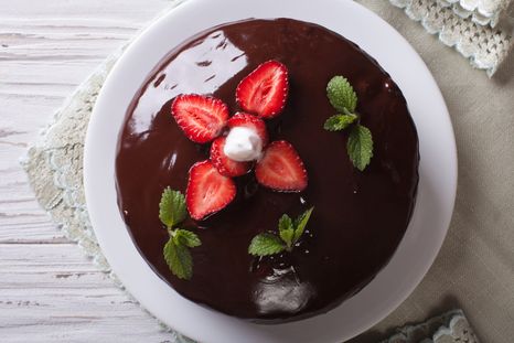 Explosión de sabor: receta de tarta de chocolate con frutillas y crema suave. Explosión de sabor: receta de tarta de chocolate con frutillas y crema suave.