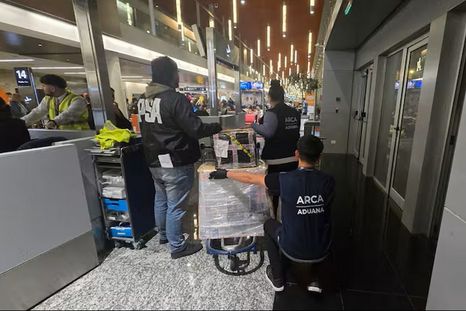Una investigación permitió desarticular una organización criminal dedicada al tráfico internacional de cocaína mediante encomiendas aéreas enviadas desde Ezeiza. Una investigación permitió desarticular una organización criminal dedicada al tráfico internacional de cocaína mediante encomiendas aéreas enviadas desde Ezeiza.