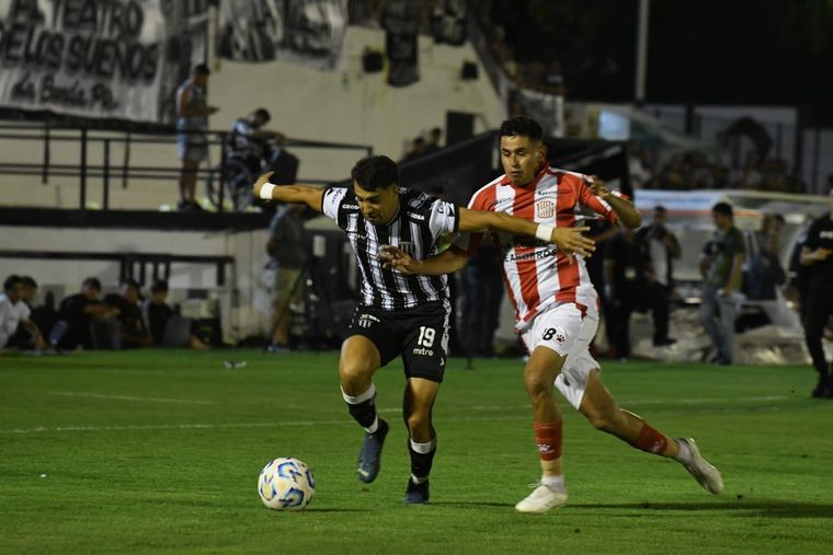Gimnasia igualó sin goles frente a un San Martín que propuso poco y nada. Foto: Alf Ponce / MDZ