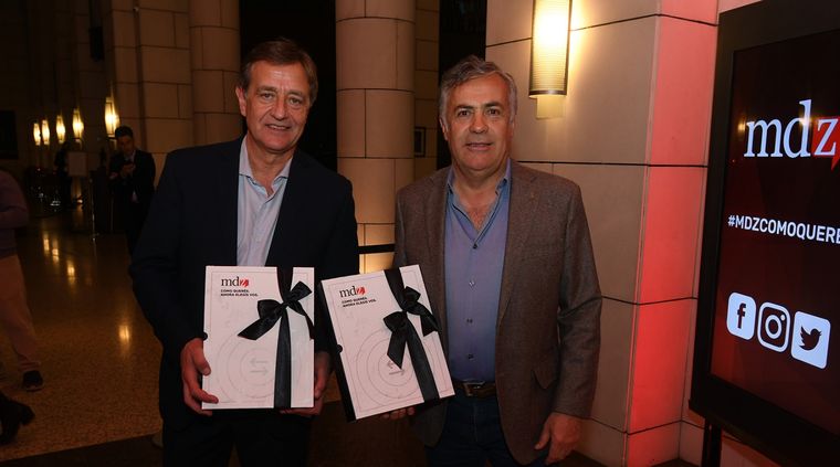 El gobernador Suarez y Alfredo Cornejo retirándose del evento. Foto: ALF PONCE MERCADO / MDZ