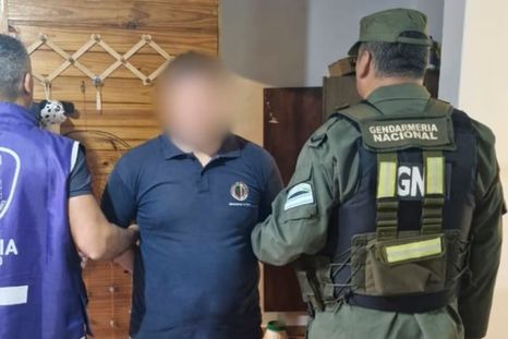 Tras el allanamiento quedó a dispocisión de la justicia un celular y dos pendrives. Foto: Policía de la Ciudad Tras el allanamiento quedó a dispocisión de la justicia un celular y dos pendrives. Foto: Policía de la Ciudad