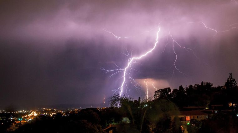 El SMN emitió este sábado una alerta naranja por tormentas que afecta a al menos seis provincias del país.
