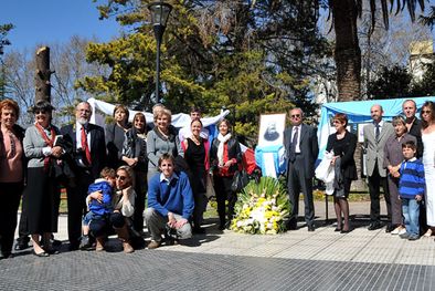 MDZol | Familiares franceses de Julio Ballofet, esta mañana en Plaza San Martín. Foto: Agustín Mauricio/Mediamza.com