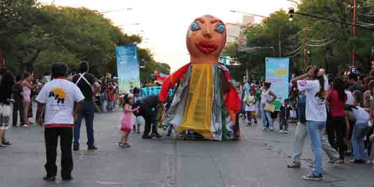 El desfile encabezado por Rey Momo Foto: Maggie Ojcius / Mediamza.com