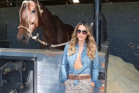 Jeans wide leg y actitud: el outfit de María Vázquez. Jeans wide leg y actitud: el outfit de María Vázquez.