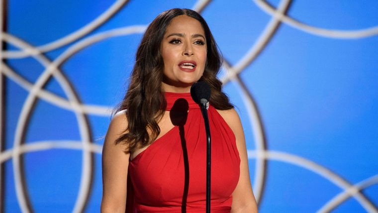 Con una silueta privilegiada a sus 54 años, Salma Hayek ostentó su malla enteriza en las redes sociales Foto: El País