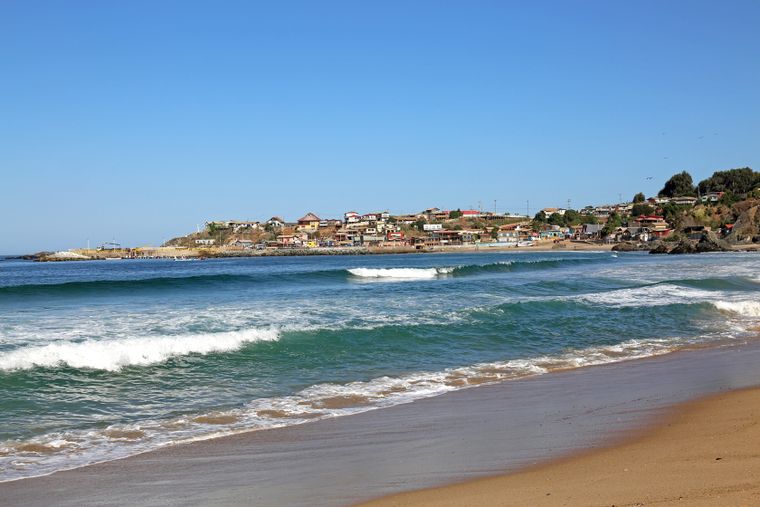 El pueblo de Pichicuy se asienta frente al Pacífico con una costa amplia y poco urbanizada.