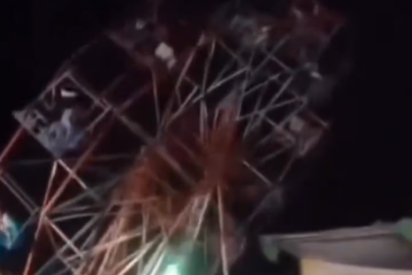 La rueda de la fortuna colapsó después de dar dos vueltas en un parque de la India. La rueda de la fortuna colapsó después de dar dos vueltas en un parque de la India.