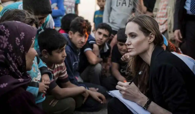 Después de 20 años de trabajar codo a codo y 10 años como embajadora, Angelina Jolie deja al organismo de la ONU que ayuda a los refugiados. Foto: O.Laban-Mattei (ACNUR)