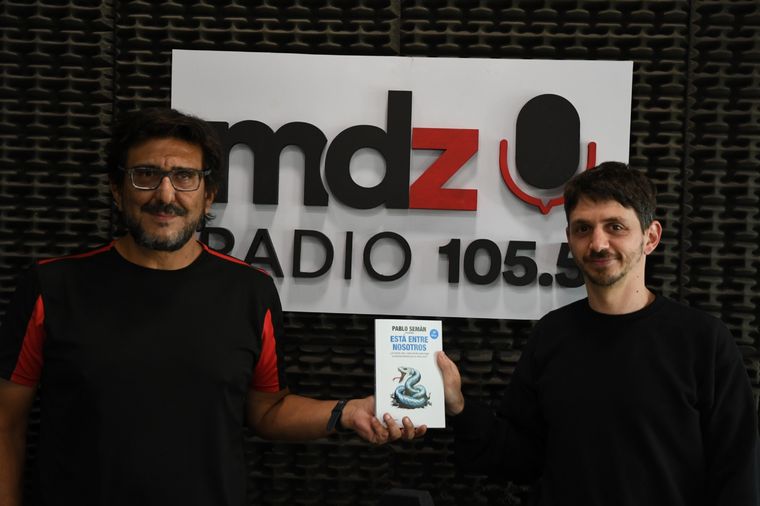 Ezequiel Saferstein y Sergio Morresi. Presentación del libro “Está entre nosotros” en Mendoza. Foto: Rodrigo DAngelo / MDZ