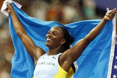 Julien Alfred portando la bandera de Santa Lucía. Foto: EFE Julien Alfred portando la bandera de Santa Lucía. Foto: EFE