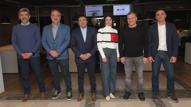 Los intendentes Ulpiano Suarez, Matías Stevanato, Francisco Lo Presti, Flor Destéfanis, Diego Costarelli y Marcos Calvente.&nbsp;