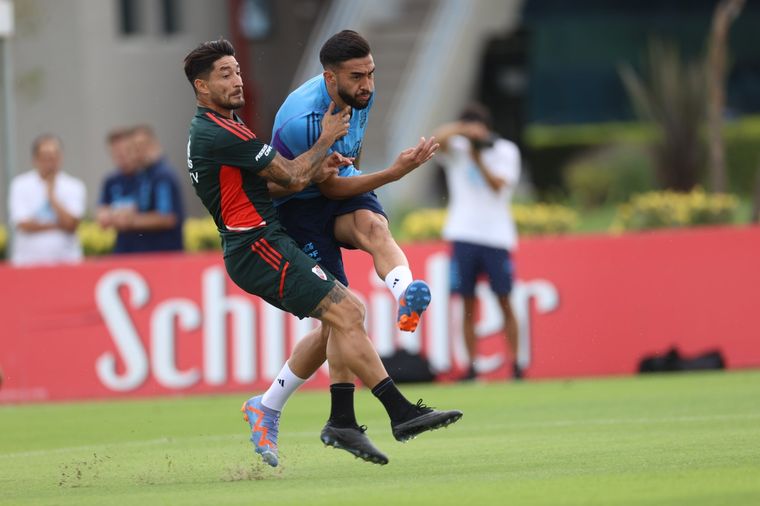 Nicolás González remata ante la presión de Milton Casco. Foto: @Argentina