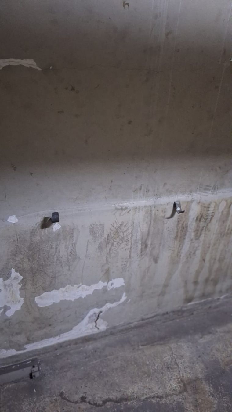 Los ganchos de la sala de interrogatorios para sujetar a los secuestrados. Los ganchos de la sala de interrogatorios para sujetar a los secuestrados.