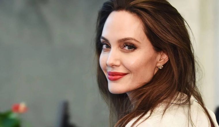 Espectacular Angelina Jolie tiene una fantástica cocina en su mansión