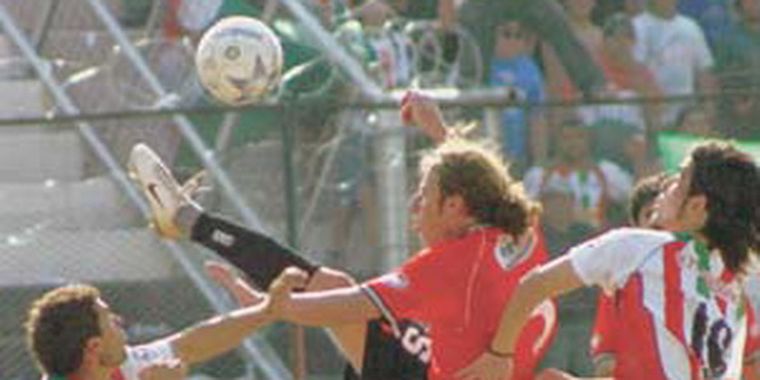 Hacha y tiza. Así juega Imbesi, una de las figuras del Deportivo Maipú. Foto: Gentileza Ciudadano