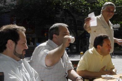 MDZol | El candidato Celso Jaque, en la Peatonal Sarmiento, durante la mañana de hoy. Foto: Marcelo Ruiz / MDZ