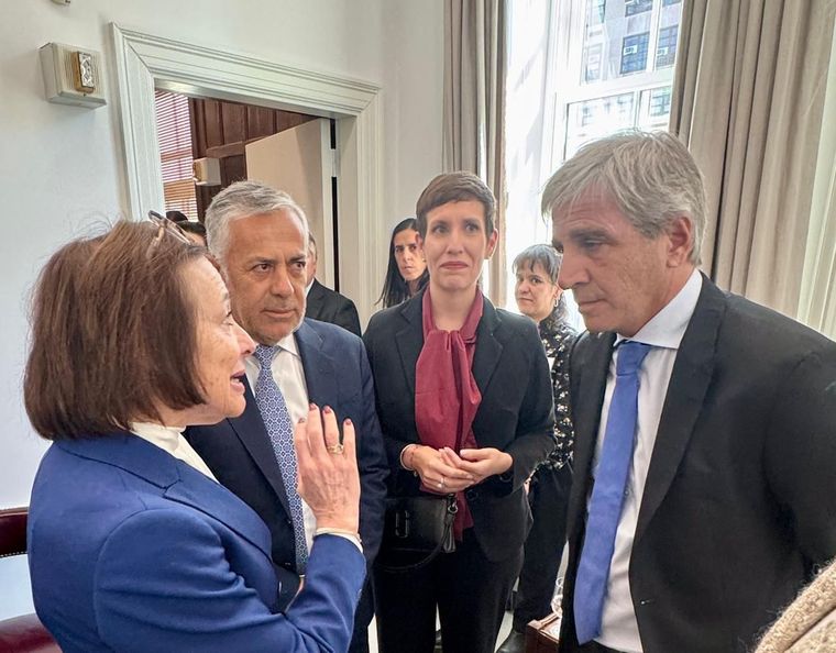 Alfredo Cornejo destacó la presencia del ministro de Economía, Luis Caputo. Alfredo Cornejo destacó la presencia del ministro de Economía, Luis Caputo.