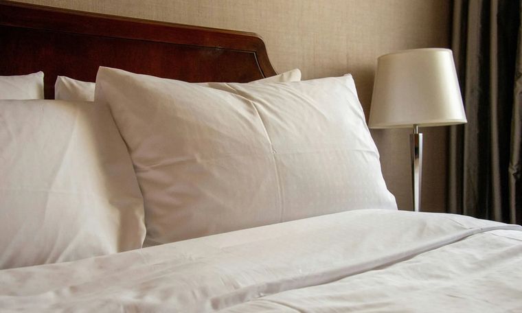 Escuchar música en una almohada podría reducir el uso excesivo del teléfono antes de dormir. Escuchar música en una almohada podría reducir el uso excesivo del teléfono antes de dormir.